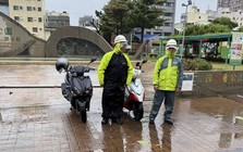 Thợ săn bão ghi lại siêu bão Ba Vì phá hủy nhà cửa tại Nhật Bản