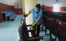 "Làm sao mang 1 cốc nước đầy đi 100m mà không đổ một giọt?" - Dàn học bá nghĩ đủ cách, bác lao công chỉ nói 3 chữ