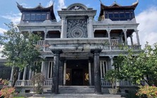 Việt Nam có toà lâu đài cao 27m, nặng 3.000 tấn, 21 cột nguyên khối, xây suốt 14 năm bởi 1 người thợ chưa từng học qua kiến trúc