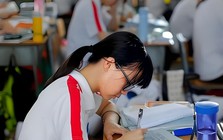 Mở tiệc mừng 5 ngày vì con thi ĐH điểm cao top 10 tỉnh, ngày giấy báo nhập học về, bố mẹ sững sờ khi đọc tên ngành