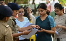 Bê bối tuyển sinh khiến 2,2 triệu thí sinh bị hủy kết quả, buộc phải thi lại dưới sự giám sát của 200.000 nhân viên an ninh: Bắt giảng viên cầm đầu tại Ấn Độ