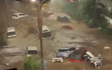 Kinh hoàng lũ quét ở Trung Quốc: Nước ngập hơn 2 mét, ô tô trôi như xe đồ chơi trên đường