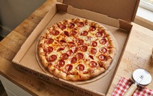 Vì sao bánh pizza tròn lại đựng trong hộp vuông?