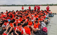 Trung Quốc đưa "tàu sân bay" tới vùng lũ: Siêu khí tài tạo thành bến nổi trong vài phút, cứu hơn 6.000 người