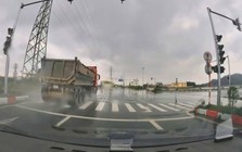 Video: Khoảnh khắc xe đầu kéo lao như bay qua đèn đỏ giữa trời mưa
