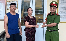 Phát hiện cọc tiền mặt 500k nằm chỏng chơ ở chợ, người phụ nữ lập tức trình báo cơ quan chức năng