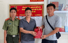 Tài khoản đột ngột nhận được 200.200.000 đồng không rõ người chuyển, Vũ Văn Thìn SN 1988 lập tức rút toàn bộ tiền mặt rồi báo công an