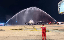Ngày 13/7, sân bay Nội Bài thực hiện nghi thức phun vòi rồng đón 1 máy bay lạ hạ cánh