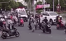 Bé trai 3 tuổi bất ngờ ngất lịm, người thân lao ra giữa đường vẫy xe cấp cứu