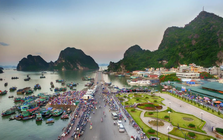 Cảnh tượng "30 năm mới có" ở vịnh Hạ Long xuất hiện trở lại: Ai được đi, giá vé thế nào?