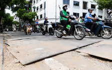 Hàng loạt tuyến phố cổ Hà Nội bụi mịt mù, mặt đường nham nhở