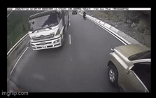 Công ty từ chối hỗ trợ tài xế "chạy ẩu" khiến 5 ô tô hư hỏng, dân mạng truy lùng clip tai nạn