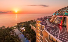 Lý do khiến nhiều người dành cả buổi tối ở khách sạn, ngay cả khi chưa cần book phòng: Từ rooftop bar ngắm hoàng hôn đến bữa tối nhìn ra vịnh