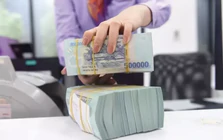 Hút ròng hơn 2.500 tỷ khỏi hệ thống, vì sao lãi suất ngân hàng vẫn tăng cao?