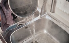Có nên đổ nước nóng vào bồn rửa bát không?
