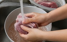 Người Việt mắc sai lầm khi rửa thịt sống trước khi nấu