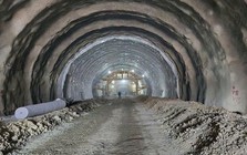 Khối đá lớn rơi xuống, hầm cấp đặc biệt dài 3.200m lóe sáng, 1.000 người Việt Nam vỡ òa vì thành công lớn 