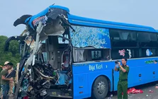 Xe khách lao vào xe tải trên cao tốc, lái xe tử vong, 5 người bị thương