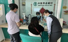 Ngân hàng chuyển khoản thừa 698 triệu đồng, 4 năm sau đòi lại thì bị khách hàng từ chối, tòa án khẳng định: “Không cần trả”