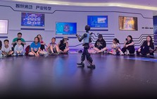 Sợ con tụt hậu, phụ huynh Trung Quốc đổ tiền vào trại hè AI