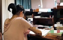 3 giờ sáng, tôi bị đánh thức bởi tiếng khóc của con gái lớp 8 và biết được sự thật khiến mình trăn trở