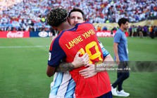 Xúc động khoảnh khắc Lamine Yamal tiến tới ôm chặt và an ủi Messi sau màn thư hùng lịch sử ở chung kết World Cup 2026