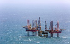 Bên trong cuộc "đại phẫu" siêu giàn khoan 18.000 tấn: Khối thép có thể khoan sâu 9.000 m, chống chịu gió bão cấp 12 được "thay áo" sau 52 ngày