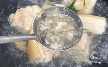 Bọt nổi lên khi luộc thịt có màu gì thì cần vớt ra? Giật mình biết đáp án