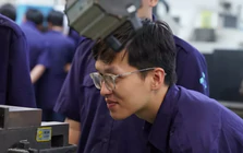 Lý do Việt Nam không chạy theo 'giấc mơ nhà máy chip tỷ USD'