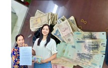 Phát hiện bọc màu đen chứa loạt tờ tiền có mệnh giá từ 1.000 - 500.000 đồng, nữ giáo viên Nguyễn Kiều Oanh lập tức trình báo công an