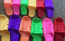 Vì sao gọi là dép tổ ong?