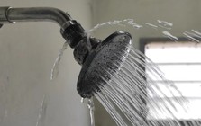 Tắm nước lạnh ngày hè, cụ ông 68 tuổi bị tổn thương thận cấp: Bác sĩ cảnh báo 4 nhóm người tuyệt đối nên tránh