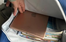 Nhìn vào bên trong chiếc cặp sách là biết ngay một đứa trẻ lớn lên có kiếm được nhiều tiền hay không