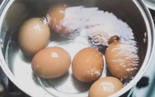 Tại sao không nên tráng trứng luộc bằng nước lạnh? 90% gia đình Việt đang làm sai