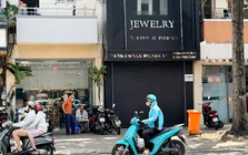 Hàng loạt cửa hàng kim cương đóng cửa: Bỏ ngỏ quyền lợi khách hàng
