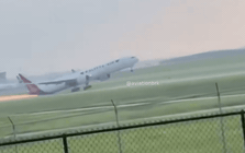 Máy bay Boeing 777 cào đuôi xuống đường băng, tia lửa bắn tung tóe khiến nhiều người kinh hãi, khoảnh khắc nghẹt thở được ghi lại