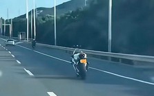 Đang ngồi ô tô, người đàn ông phát hiện xe máy "ma" tự lái: Bám theo gần 3km mới thấy kết cục