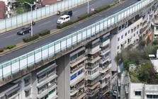 Kỳ lạ đô thị Trung Quốc: Đường cao tốc chạy rầm rộ ngay trên mái hàng chục tòa nhà chung cư