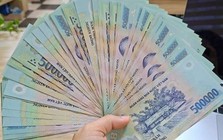 Kiểm tra tàu bay sau khi hạ cánh tại sân bay Nội Bài, 1 thợ máy phát hiện cọc tiền 70 triệu đồng và 2.200 USD bị bỏ lại