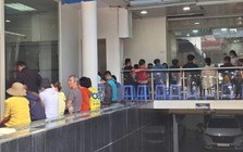 Người dân đang đi bán vàng miếng SJC đông bất thường