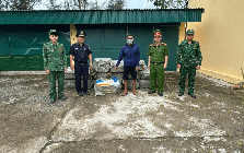 Kiểm tra một bè chở hàng chứa 16 bao tải dứa màu xanh, bắt giữ Nguyễn Văn Lực sinh năm 1976
