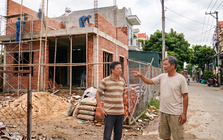 Hàng xóm chỉ cho xây 2 tầng vì sợ che cửa sổ, tôi xây 'trộm' lúc họ du lịch