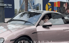 Mỹ nhân showbiz tậu Porsche gần 5 tỷ đồng: Ở căn hộ tầng cao chill quên mặt đất, sống sướng như nữ hoàng