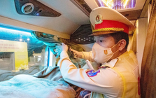 Sau nhiều tai nạn, cảnh sát giao thông kiểm tra loạt xe khách, tài xế không tìm thấy dụng cụ an toàn