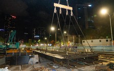 Metro số 5 Hà Nội hạ thành công lồng thép 38,5 tấn đầu tiên tại ga ngầm Vành đai 1