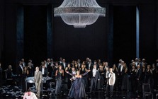 Dàn nghệ sĩ Italy đưa kiệt tác opera "La Traviata" tới Hà Nội: Chiếc đèn chùm khổng lồ rộng 4m, cao 5m phủ kín sân khấu gây chú ý