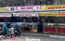 Người dân xếp hàng bán vàng, chịu lỗ cả chục triệu đồng/lượng: Khi nào kết thúc?