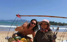 Bà bán hàng rong hát tiếng Anh nổi tiếng Nha Trang bị xử lý vi phạm