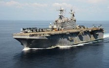 Tàu đổ bộ cỡ lớn USS Peleliu của Mỹ bị xuồng cảm tử đánh chìm