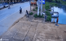 Em họ ngã xuống hồ, bé trai 11 nhanh trí cứu em thoát chết: Clip diễn biến nhận “cơn mưa” lời khen